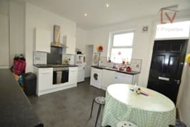 7 bed house, Hartley Avenue, Woodhouse, Leeds, LS62LW - Image 1