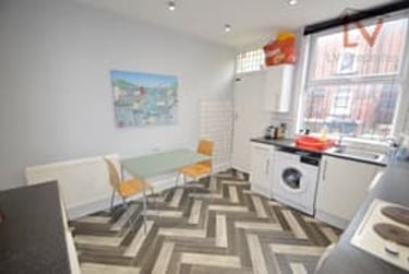 3 bed house, Welton Grove, Hyde Park, Leeds, LS61ES - Image 2