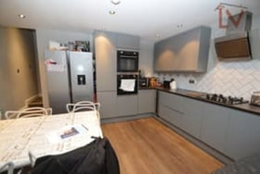 6 bed house, Hartley Crescent, Woodhouse, Leeds, LS62LL - Image 2