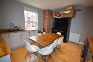 6 bed house, Burchett Terrace, Woodhouse, Leeds, LS62LR - Image 2