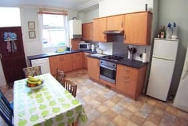 4 bed house, Burchett Grove, Woodhouse, Leeds, LS62JA - Image 1