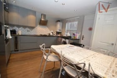 6 bed house, Hartley Crescent, Woodhouse, Leeds, LS62LL - Image 3