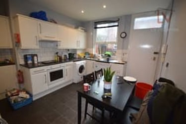 3 bed house, School View, Hyde Park, Leeds, LS61EN - Image 3