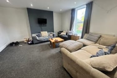 12 bed house, Midland Road, Hyde Park, Leeds, LS61BQ - Image 1