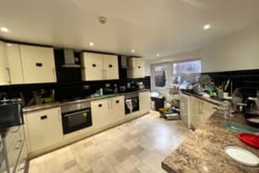 9 bed house, Estcourt Avenue, Headingley, Leeds, LS63ES - Image 1