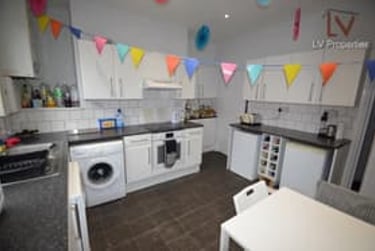 3 bed house, Welton Mount, Hyde Park, Leeds, LS61ET - Image 4