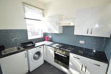 10 bed house, Estcourt Avenue, Headingley, Leeds, LS63ES - Image 2