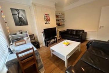 7 bed house, Manor Drive, Hyde Park, Leeds, LS61DE - Image 1