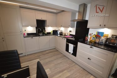 2 bed house, Hartley Avenue, Woodhouse, Leeds, LS62LP - Image 7