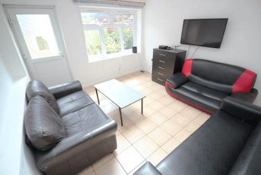 9 bed house, Kensington Terrace, Hyde Park, Leeds, LS61BE - Image 2