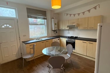 4 bed house, Welton Grove, Hyde Park, Leeds, LS61ES - Image 2