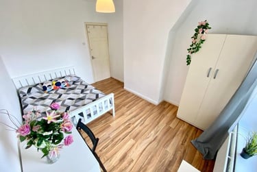 4 bed flat, Kennington Oval, Kennington, London, SE115TD - Image 1