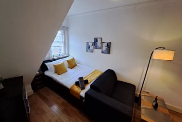 3 bed flat, Highbury Corner, Highbury / Islington, London, N51RA - Image 1