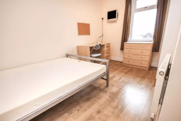 6 bed house, Wallisdown Road, Talbot village, Poole, BH125BT - Image 4