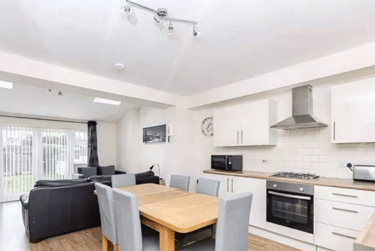 6 bed house, Wallisdown Road, Talbot village, Poole, BH125BT - Image 2