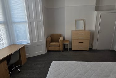 3 bed flat, Hill Park Crescent, Greenbank, Plymouth, PL48JW - Image 2