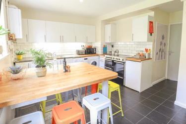 8 bed house, Upper Bevendean Avenue, Bevendean, Brighton, BN24FG - Image 1