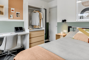 6 bed house, Hogarth Walk, Lockleaze, Bristol, BS79XS - Image 1