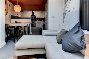 6 bed house, Hogarth Walk, Lockleaze, Bristol, BS79XS - Image 2