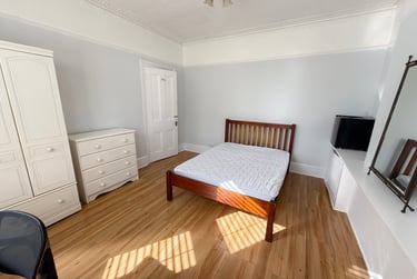 3 bed house, Avenue Road, City Centre, Kingston, KT12RB - Image 1