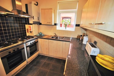 6 bed house, Barnsfold Avenue, Fallowfield, Manchester, M146FJ - Image 1