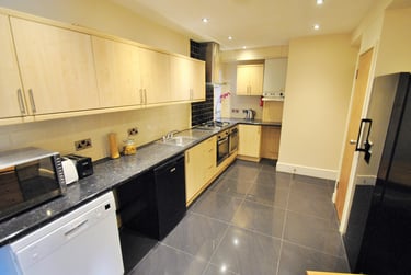 8 bed house, Edgeworth Drive, Fallowfield, Manchester, M146RU - Image 1