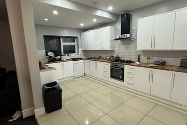 6 bed house, Harlaxton Drive, Lenton, Nottingham, NG71JE - Image 2