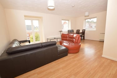 4 bed flat, Hesper Road, Hythe, Colchester, CO28JP - Image 2