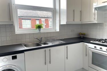 1 bed studio, Ladybarn Lane - B, Fallowfield, Manchester, M146NG - Image 2