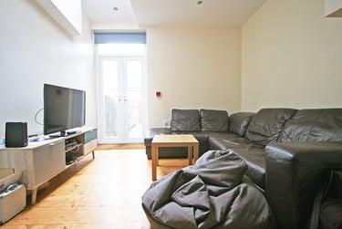 6 bed house, Harriet Street, Cathays, Cardiff, CF244BW - Image 1
