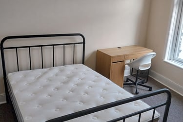 4 bed house, Hampshire street, Fratton, Portsmouth, PO15LG - Image 1