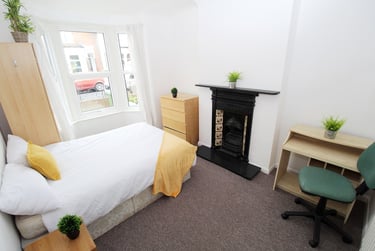 4 bed house, Henley Road, Southsea, Portsmouth, PO40HS - Image 1