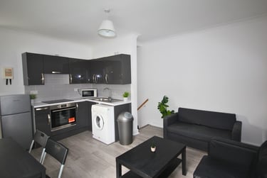 2 bed flat, Albert Road, Southsea, Portsmouth, PO40JT - Image 1