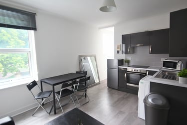 2 bed flat, Albert Road, Southsea, Portsmouth, PO40JT - Image 2