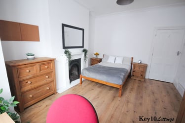 6 bed house, Francis Avenue, Southsea, Portsmouth, PO40HN - Image 1