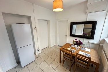 4 bed flat, Cranes Park Avenue, City Centre, Surbiton, KT58BX - Image 2