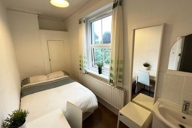 5 bed house, Cranes Park Avenue, City Centre, Surbiton, KT58BX - Image 2