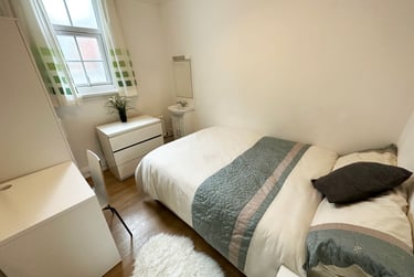 6 bed flat, Cranes Park Avenue, City Centre, Surbiton, KT58BX - Image 2
