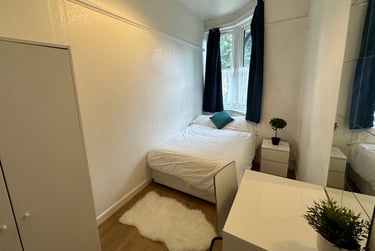 6 bed flat, Cranes Park Avenue, City Centre, Surbiton, KT58BX - Image 3