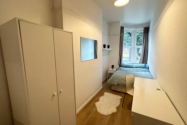 6 bed flat, Cranes Park Avenue, City Centre, Surbiton, KT58BX - Image 4