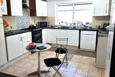9 bed house, Kensington Avenue, Victoria Park, Manchester, M145PG - Image 1
