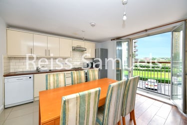 3 bed flat, Westferry Road, Canary Wharf, London, E148LS - Image 3
