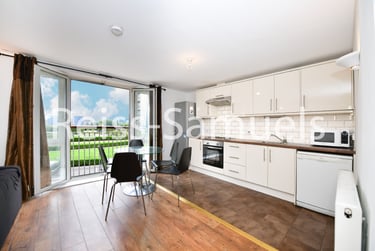 3 bed flat, Westferry Road, Canary Wharf, London, E148LU - Image 1