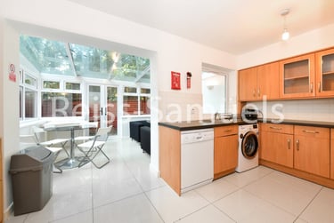 5 bed flat, Barnfield Place, Isle of Dogs, London, E149YA - Image 1