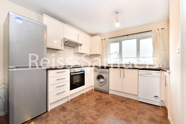 3 bed flat, Ambassador Square, Isle of Dogs, London, E149UX - Image 2