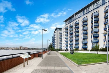 3 bed flat, Newton Place, Isle of Dogs, London, E143TT - Image 1