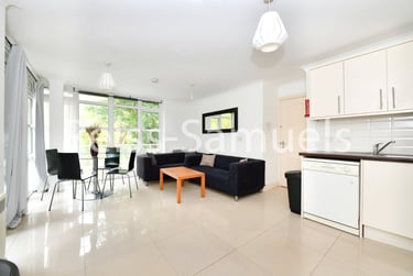 3 bed flat, Eleanor Close, Surrey Quays, London, SE166PW - Image 1