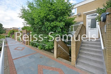 4 bed house, Whitebeam Close, Stockwell, London, SW90EG - Image 2