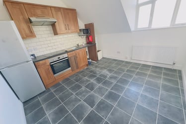 3 bed flat, Uxbridge Road, Hayes, London, UB40RL - Image 2