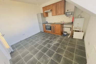 3 bed flat, Uxbridge Road, Hayes, London, UB40RL - Image 3
